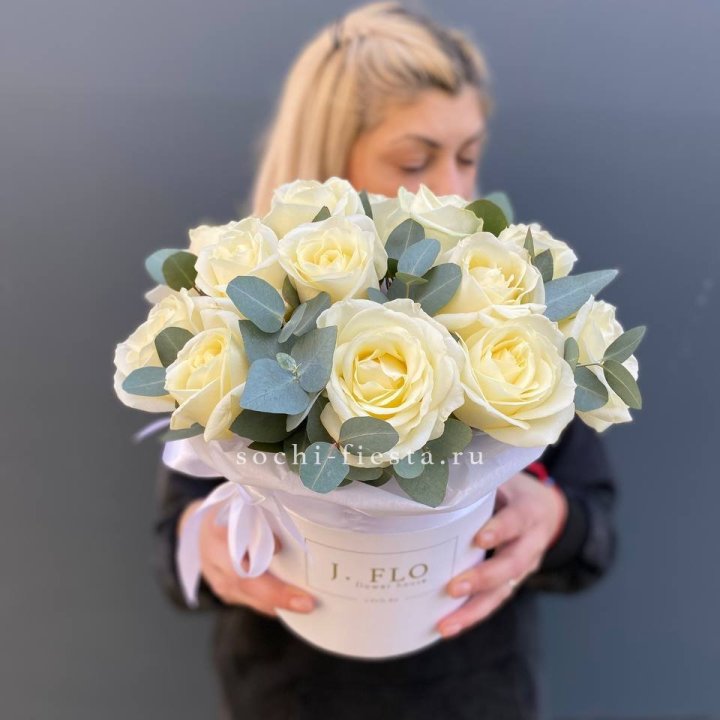 15 белых роз в боксе в Стерлитамаке