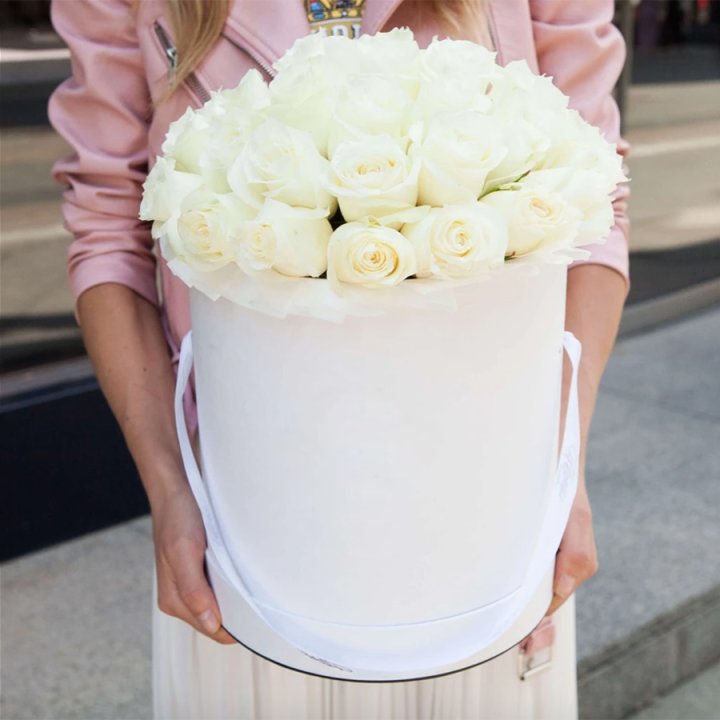 35 белых роз в цилиндре в Стерлитамаке