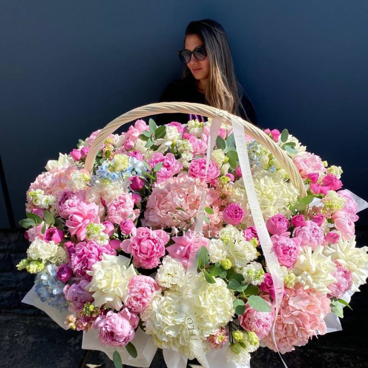 Цветочная корзина из пионов и пионовидных роз "Перфекте" в Стерлитамаке