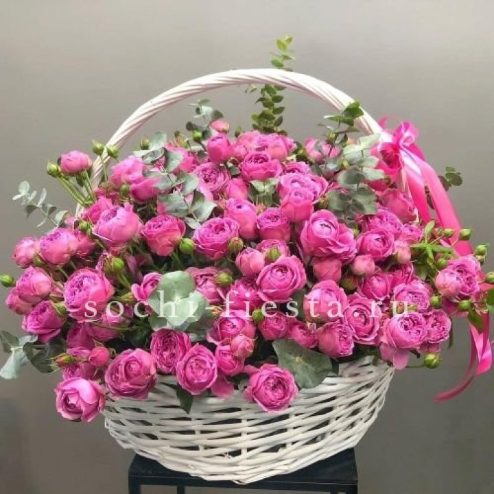 65 пионовидных кустовых роз в корзине в Стерлитамаке