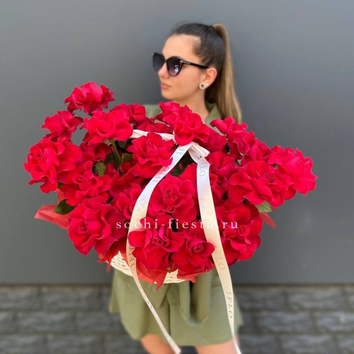 Красные французские розы в корзине в Стерлитамаке