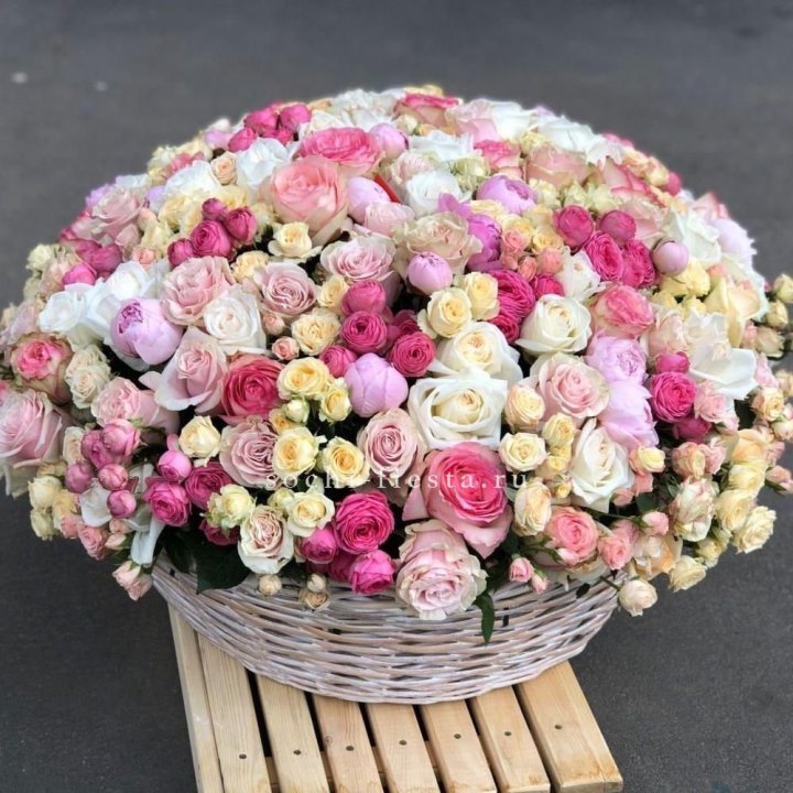 Цветочная корзина из пионов и пионовидных роз "Юниверсити" в Стерлитамаке