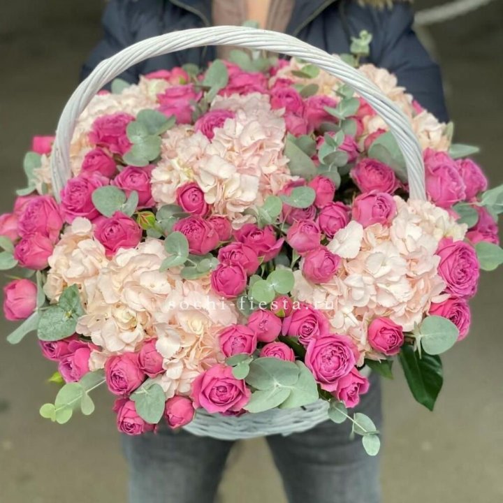 Корзина с гортензией и Мисти Баблс в Стерлитамаке
