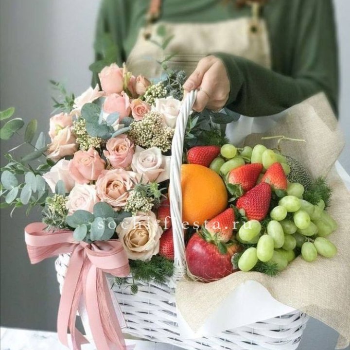 Фруктовая корзина c цветами в Стерлитамаке