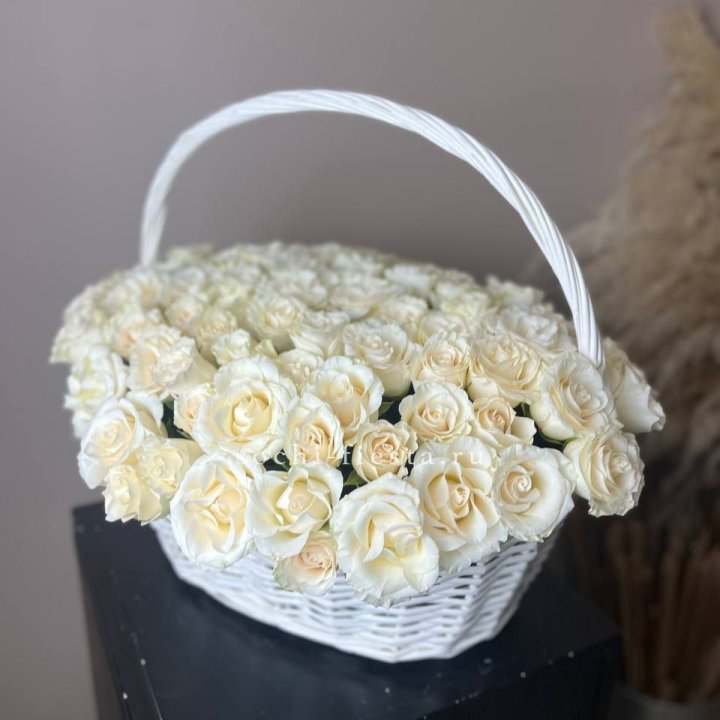 101 белая роза в корзине в Стерлитамаке