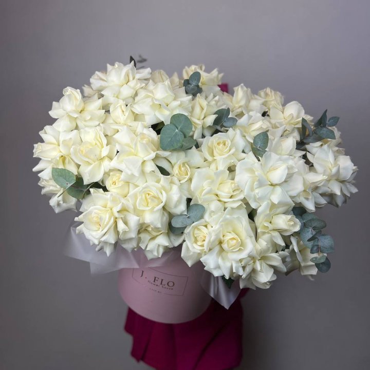 37 белых роз в боксе в Стерлитамаке