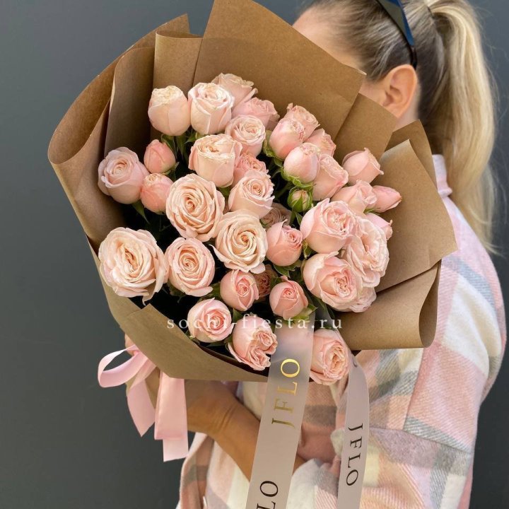 Кустовые розы Бомбастик в крафте в Стерлитамаке