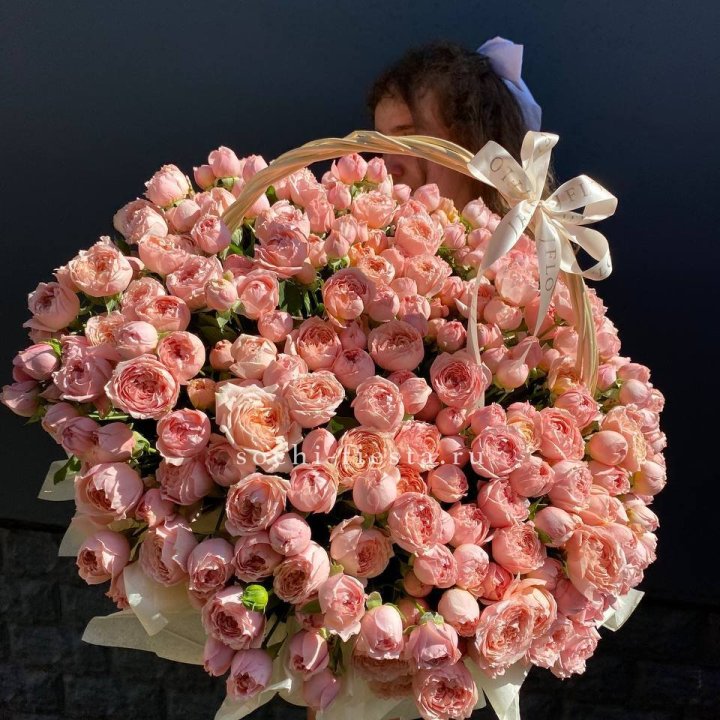 Корзина из пионовидных роз в Стерлитамаке
