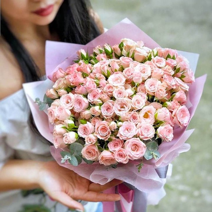 Кустовые розы с эвкалиптом в Стерлитамаке