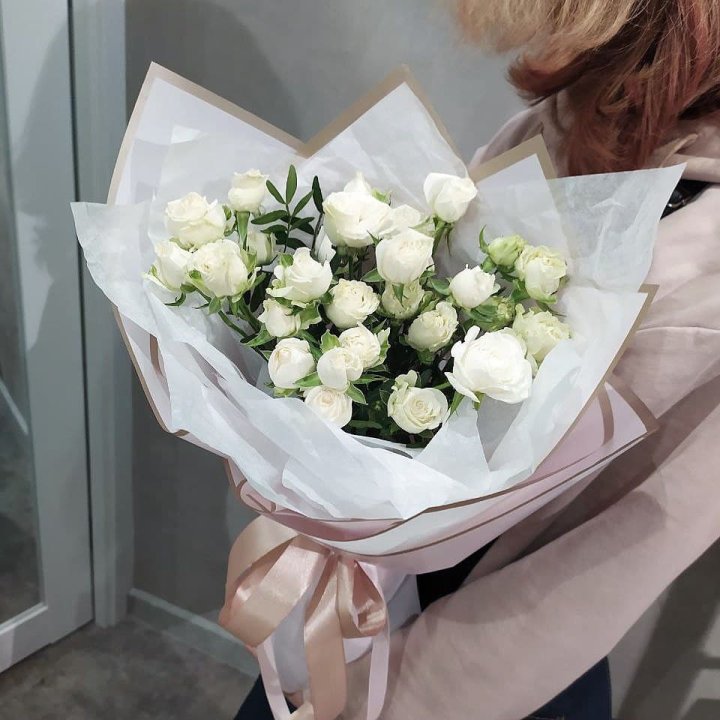 Белоснежные кустовые розы в Стерлитамаке