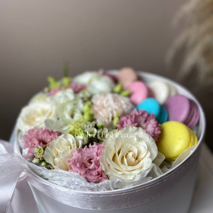 Цветы в цилиндре с макаронс "Прованс" в Стерлитамаке