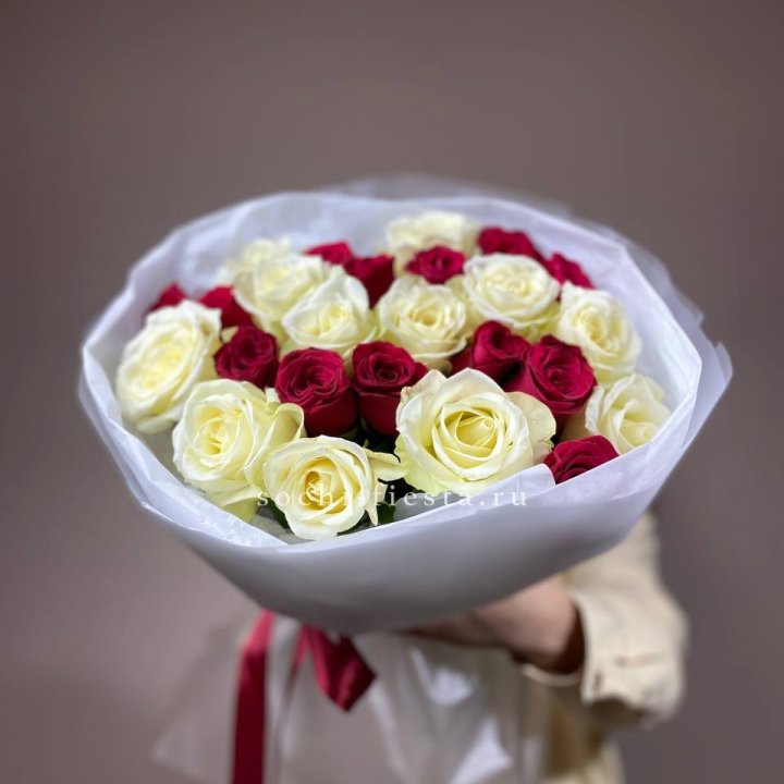 Букет их красных и белых 25 роз в Стерлитамаке