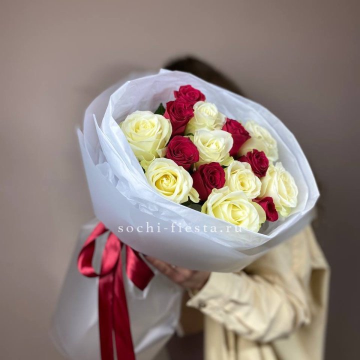 Букет из красных белых 15 роз в Стерлитамаке