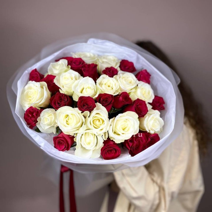 Букет из красных белых 35 роз в Стерлитамаке