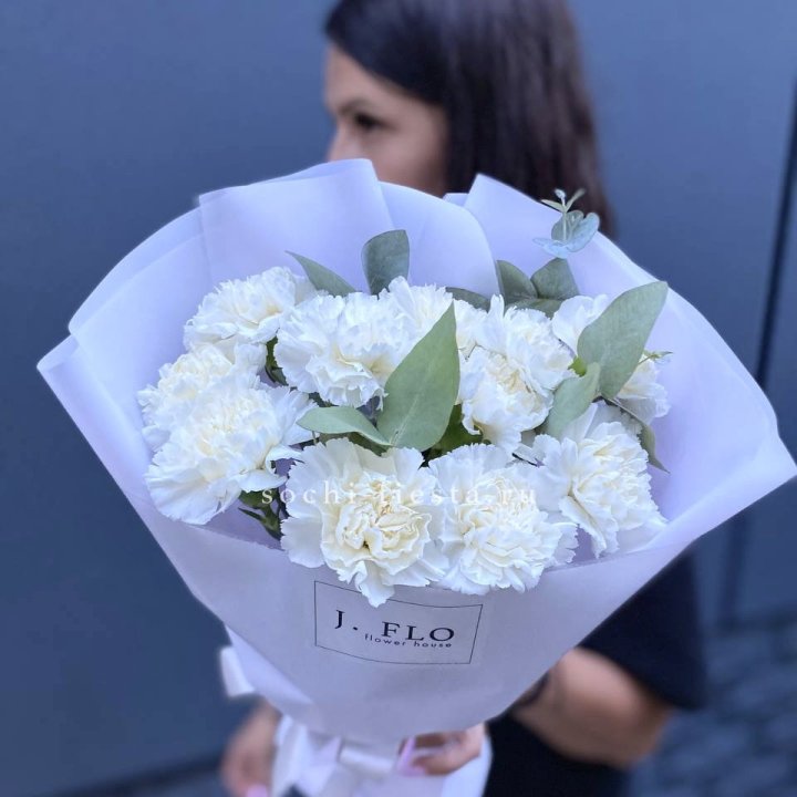 Букет белых диантусов с эвкалиптом в Стерлитамаке