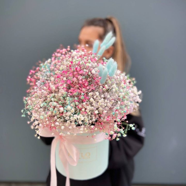 9 Радужных гипсофилы в шляпной коробке в Стерлитамаке