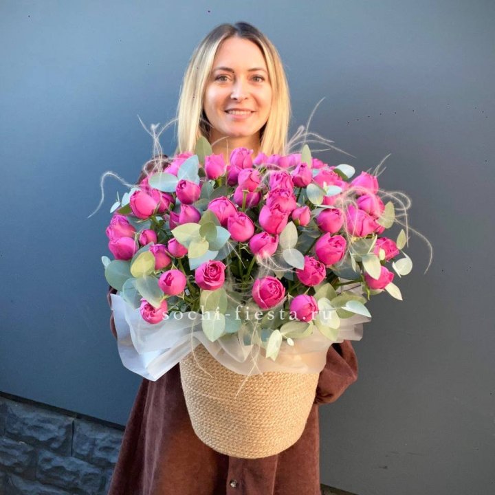 Пионовидные розы  в джутовом кашпо  в Стерлитамаке