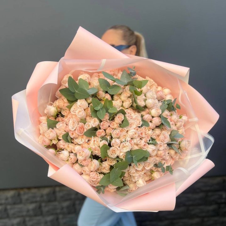 101 кустовая роза с эвкалиптом в Стерлитамаке