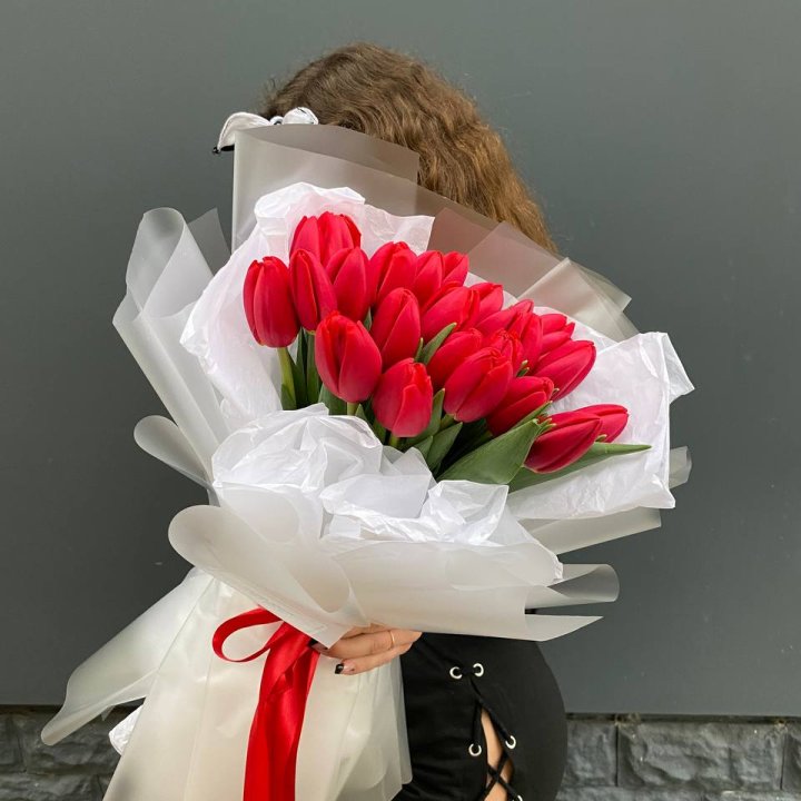  25 красных воздушных тюльпанов в Стерлитамаке