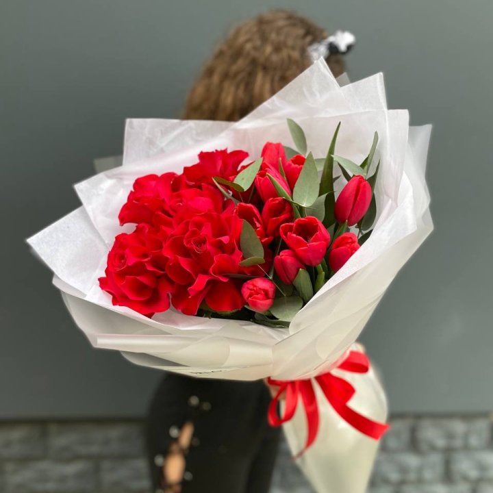 Дуо тюльпаны и розы в Стерлитамаке