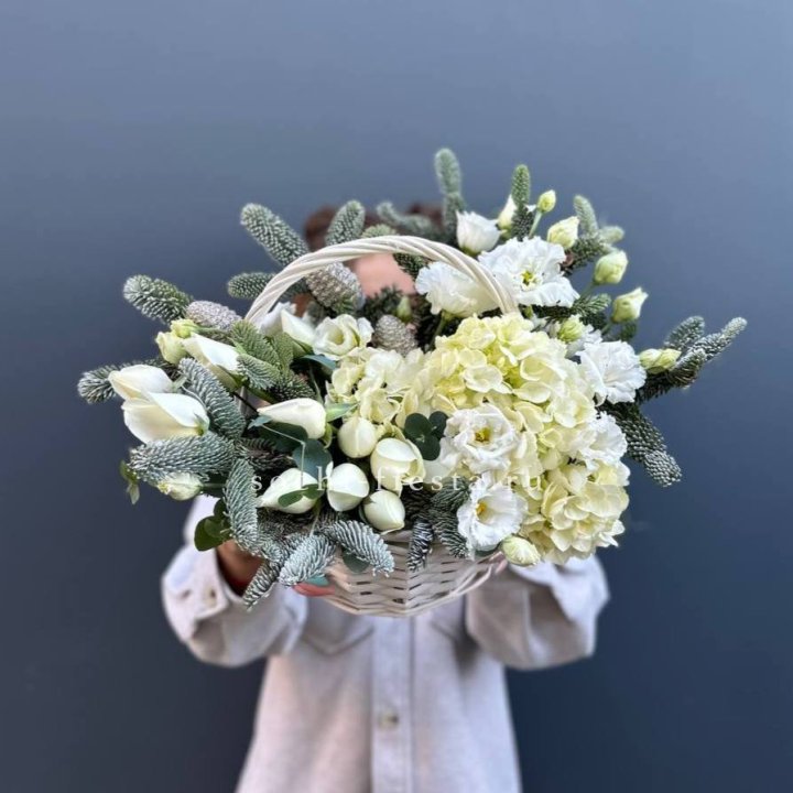 Новогодняя корзина с цветами в Стерлитамаке