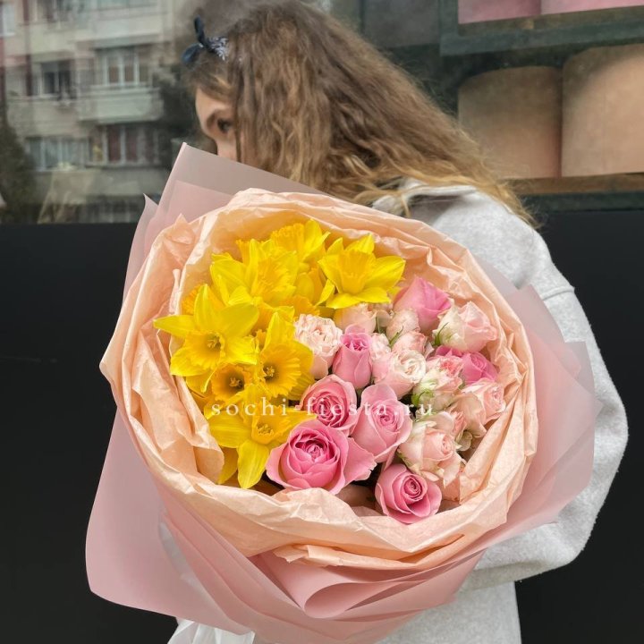 Букет роз и нарциссов в Стерлитамаке