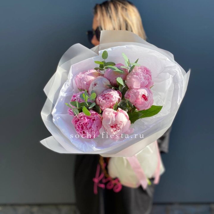 9 пионов с эвкалиптом в Стерлитамаке