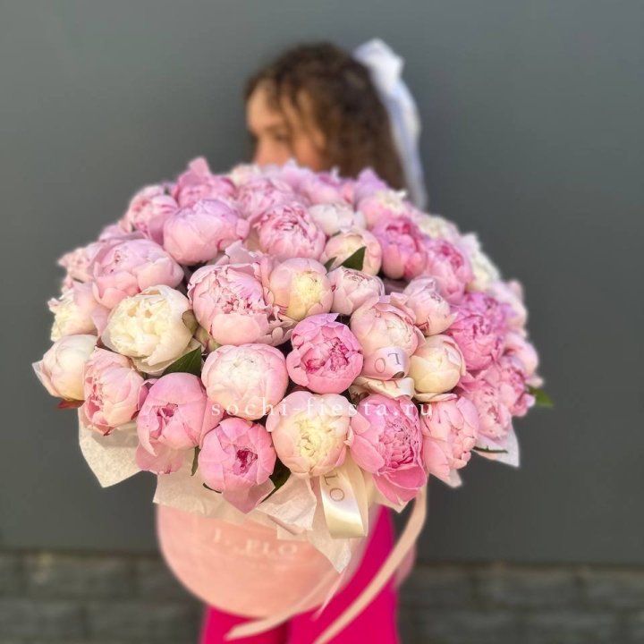 51 нежных пионов  в цилиндре в Стерлитамаке