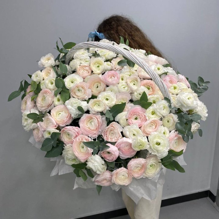 Ранункулюсы в корзине в Стерлитамаке