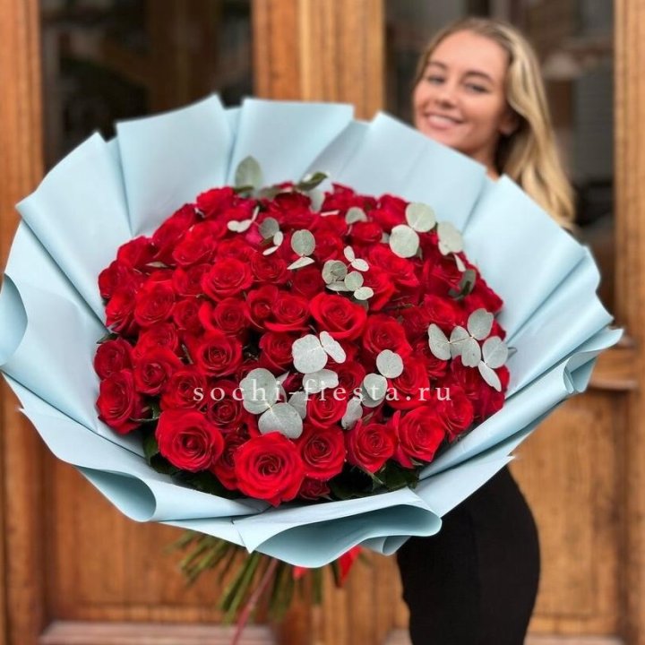 101 красная роза с эвкалиптом в Стерлитамаке