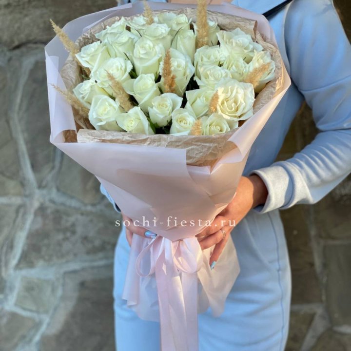 25 белых роз с сухоцветами в Стерлитамаке