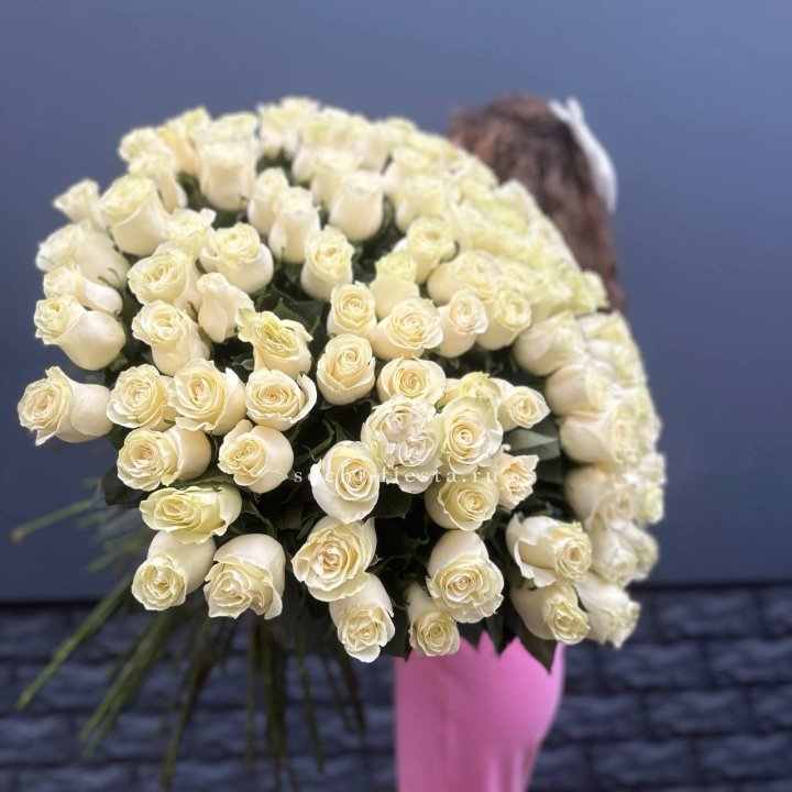 101 белая высокая импортная роза под ленту в Стерлитамаке