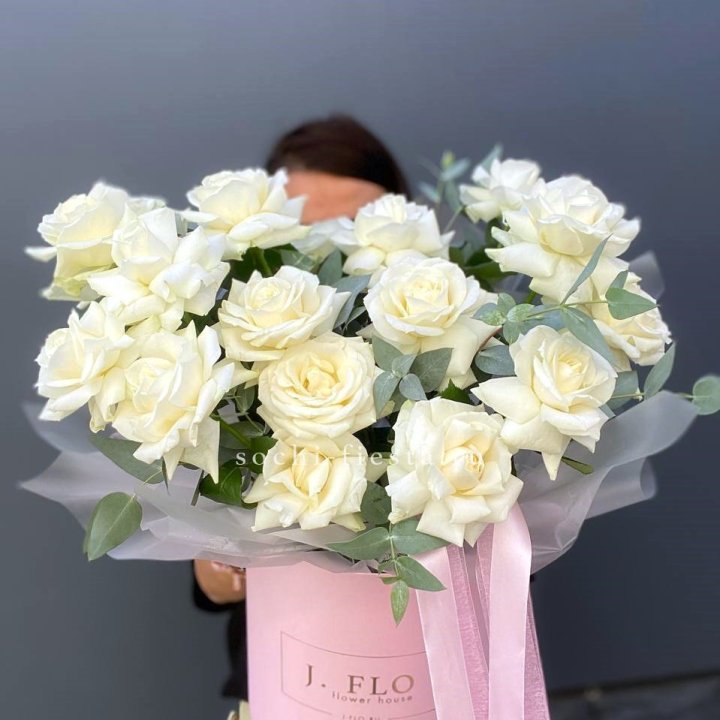 17 Французских белых роз в боксе в Стерлитамаке