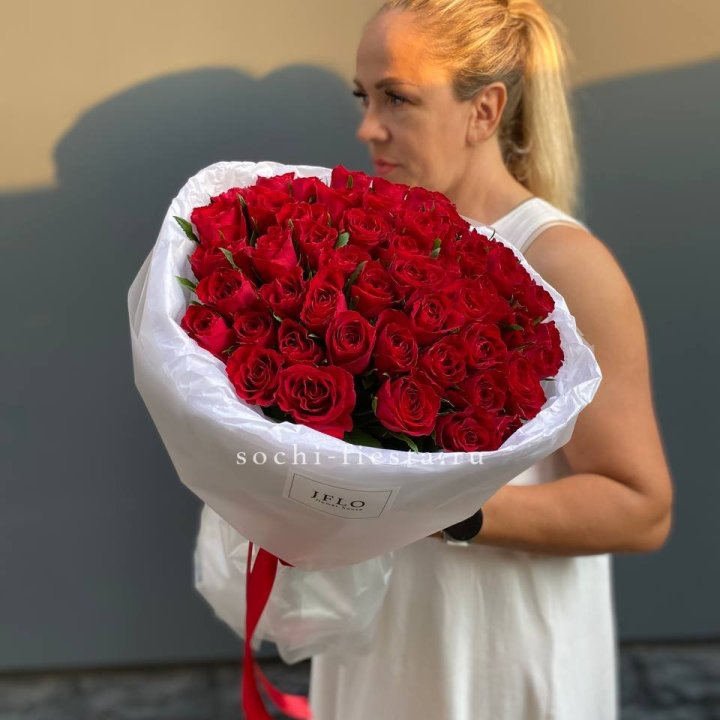 51 роза мадам ред в нежном оформлении в Стерлитамаке