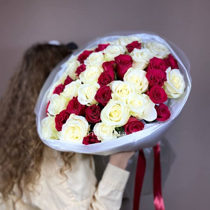 Букет из красных белых 45 роз в Стерлитамаке
