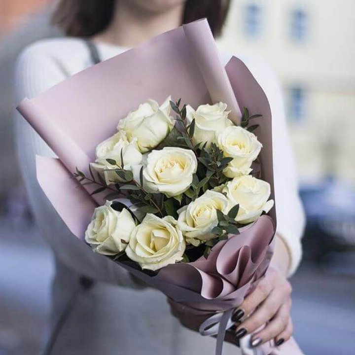 9 белых  роз "Минт" в Стерлитамаке