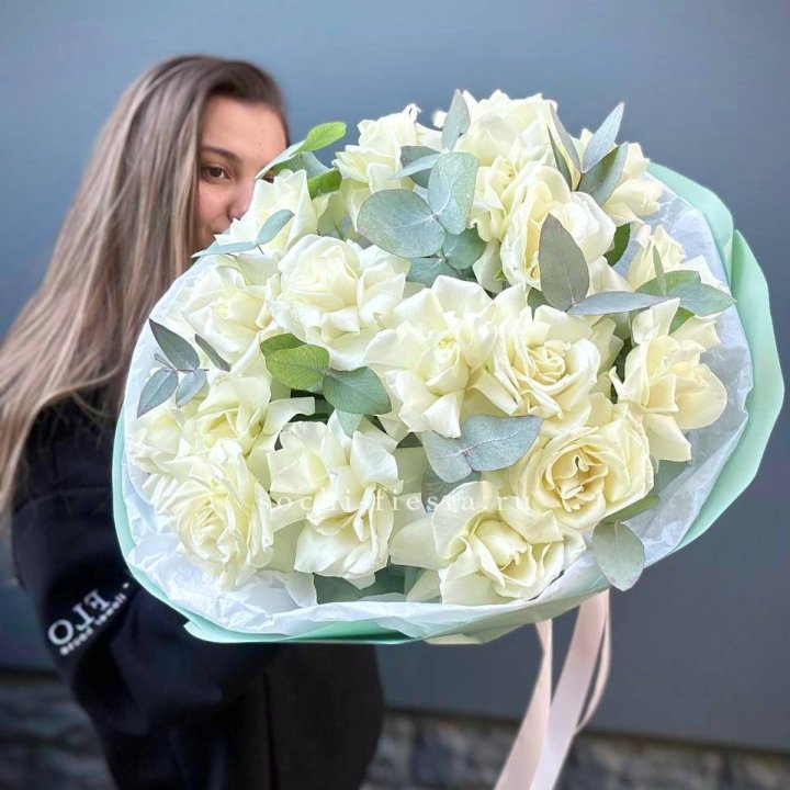 19 Белых французских роз "Ноте бьянке" в Стерлитамаке