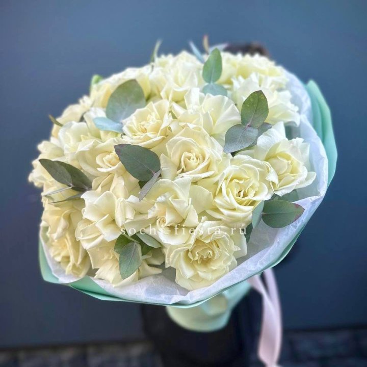 25 Белых французских роз "Ноте бьянка" в Стерлитамаке