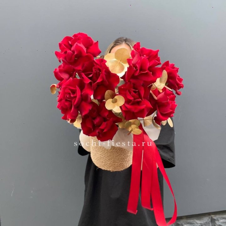 Красные французские розы в джутовом кашпо в Стерлитамаке