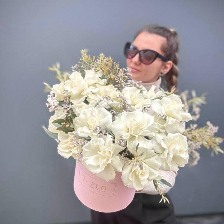 17 Французских белых роз в коробке Афина в Стерлитамаке