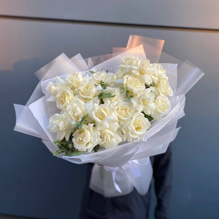 Пышный букет из белых роз в Стерлитамаке