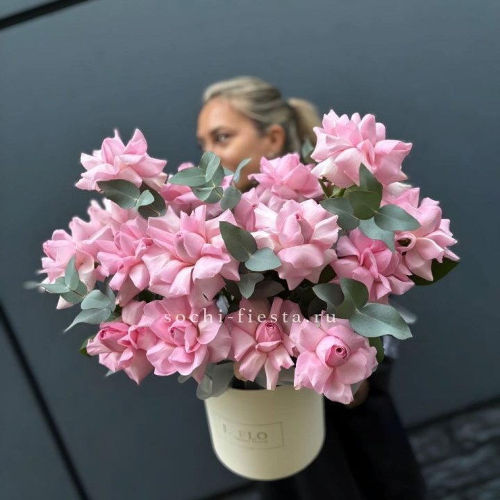 17 Розовых французских роз в боксе в Стерлитамаке