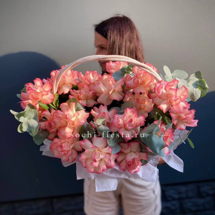 25 Французских роз Джумилия в корзине в Стерлитамаке