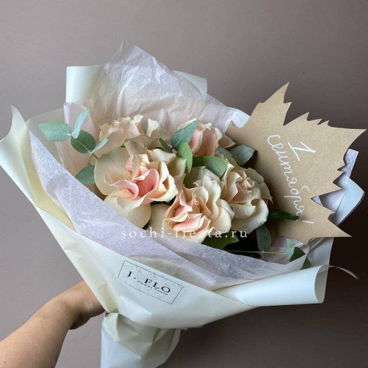 Букет кремовых роз к дню знаний в Стерлитамаке