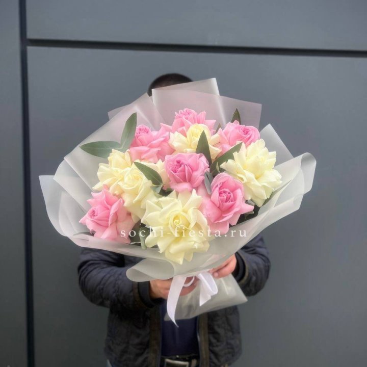 11 бело-розовых роз в Стерлитамаке
