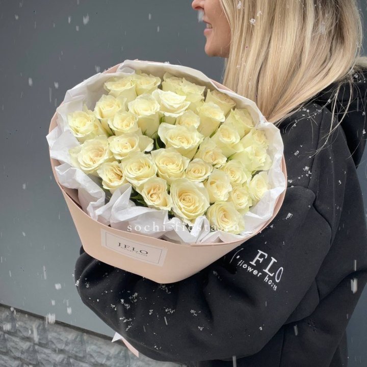 31 белая роза в оформлении в Стерлитамаке