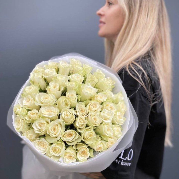 Воздушный букет из 51 белой кенийской розы в Стерлитамаке