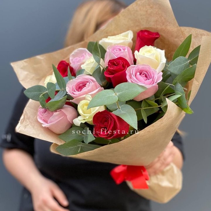 Букет из 15 роз с эвкалиптом в Стерлитамаке