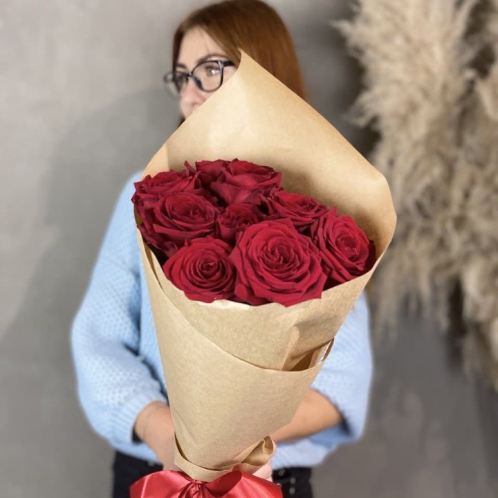 9 красных роз в крафте в Стерлитамаке