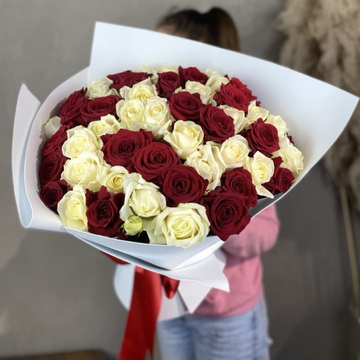 51 красная и белая роза в Стерлитамаке